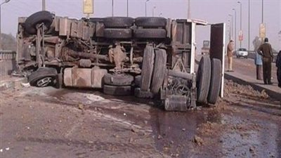 حادث الطريق الدائري .. انقلاب مقطورة محملة بالمكرونة