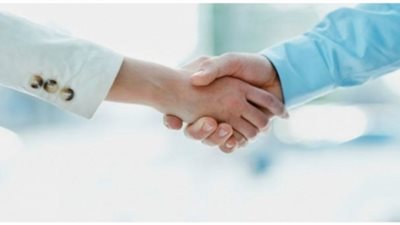 حكم مصافحة الرجل للمرأة باليد .. الإفتاء توضح الرأي الشرعي 