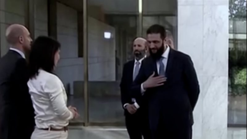 الجولاني يرفض مصافحة