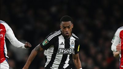 نيوكاسل يونايتد يضرب أرسنال بثنائية ويضع قدمًا في نهائي كأس كاراباو