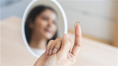 كل ما تحتاج معرفته عن إزالة العدسات اللاصقة بسهولة وأمان