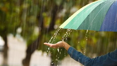 ماذا يحدث عن الوقوف تحت المطر؟.. سنة مهجورة تحمل فوائد روحية وصحية