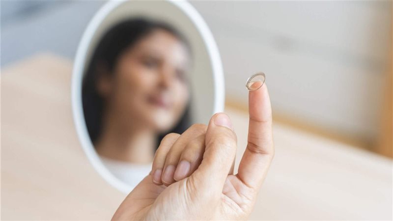 إزالة العدسات اللاصقة