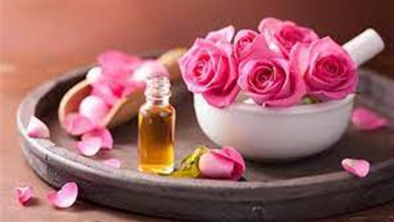 فوائد زيت الورد للبشرة