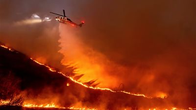 الطائرات تحاول إخماد حرائق لوس أنجلوس وسط رياح شديدة