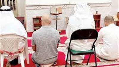 حكم الصلاة على الكرسي في الفريضة و النافلة.. مستشار المفتى يُجيب