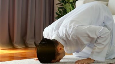 هل يُعتبر إيقاظ النائم للصلاة واجبًا أم مجرد عمل مستحب؟.. الأزهر يرد