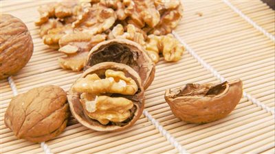 الجوز المنقوع في الماء.. غذاء خارق يعزز الصحة العامة