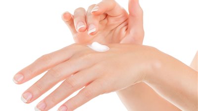 وصفات طبيعية لترطيب اليدين في فصل الشتاء.. تخلصك من الجلد الميت 