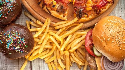 الأطعمة المصنعة والزيوت المهدرجة.. هل تقرأ مكونات طعامك ؟