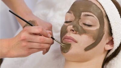 كيفية استخدام ماسك الطين لإزالة السموم والعناية بالبشرة الجافة