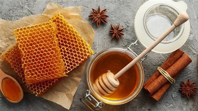 لماذا ينصح الخبراء بمشروب ماء العسل والقرفة لتعزيز الحمية الغذائية؟