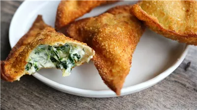 أفكار فطار رمضان 2025.. طريقة تحضير السمبوسة بالخضار واللحم