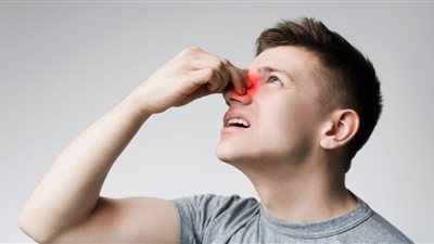 متى تستدعي الحمية الأنفية التدخل الطبي؟ الأعراض والأسباب بالتفصيل