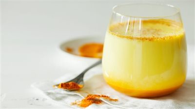 مشروب الحليب بالكركم والعسل.. حل مثالي وفعال لآلام العظام 