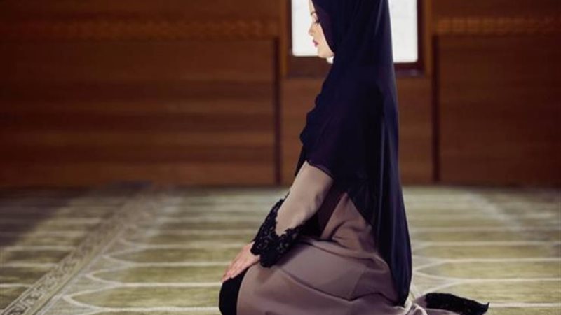 حكم صلاة المرأة وقدميها