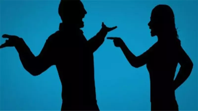 حارس عقار يُشرع في