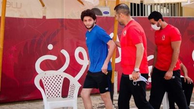 الجهاز الفني للأهلي يتابع البرنامج التأهيلي لـ”سعد ونيدفيد”