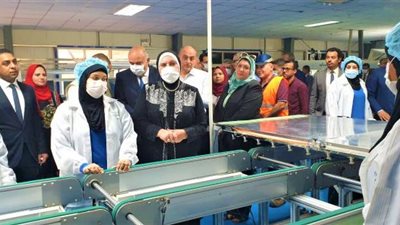 وزيرة التجارة والصناعة تتفقد 3 مصانع بمنطقة قفط الصناعية بمحافظة قنا