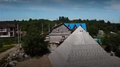 «خوفو» في روسيا..  زوجان يبنيان هرما بحديقة منزلهما حبًا في الفراعنة