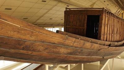 نجاح عملية تثبيت مركب الشمس في موقعها الجديد بالمتحف المصري الكبير