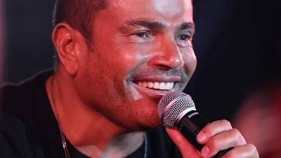 عمرو دياب يحرج فتاة حاولت تصويره في حفله الأخير