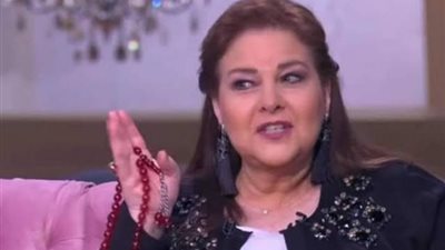 كانت خائفة من كورونا.. تفاصيل المكالمة الهاتفية الأخيرة بين دلال عبد العزيز وعمرو سعد