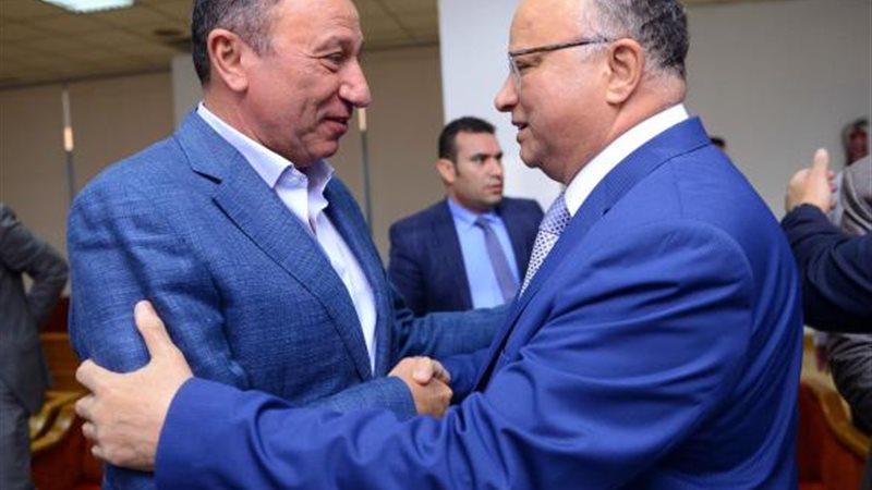 محافظ القاهرة بجانب