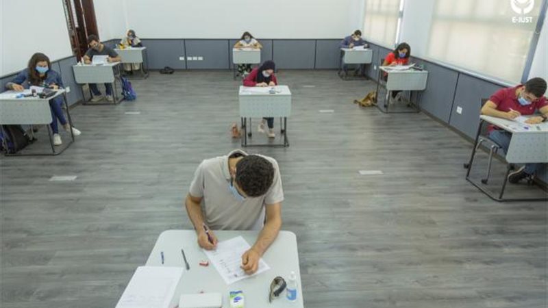 امتحانات طلاب الجامعات