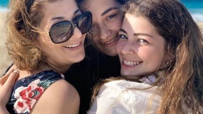 صورة.. ”بنات” أحمد زاهر يحتفلون بعيد ميلاد والدتهما