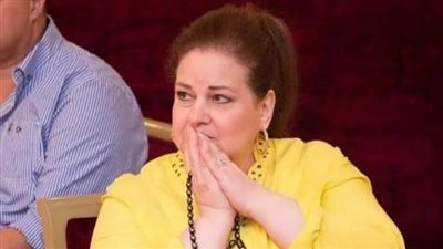 انتهاء مراسم دفن دلال عبد العزيز.. وحسن الرداد ورامى رضوان يستقبلان العزاء