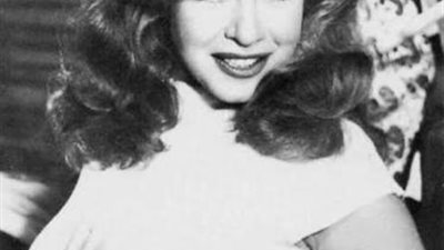 تزوجت مرتين واعتزلت الفن من أجل أسرتها.. بدأت حياتها كومبارس مع ليلى مراد .. أسرار فى حياة هند رستم