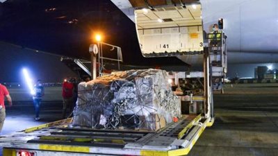 عاجل..وزارة الصحة تستقبل  أولى شحنات لقاح فيروس كورونا ”جونسون أند جونسون” بمطار القاهرة الدولي