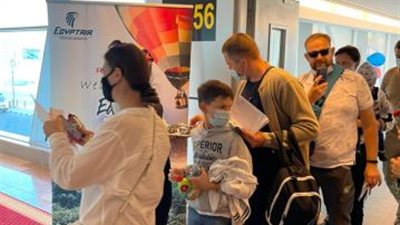 مطار الغردقة يستقبل أول رحلة سياحية روسية بالورود