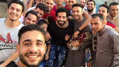 فرعون الخير.. صحيفة بريطانية تكشف حجم تبرعات صلاح للفقراء في مصر