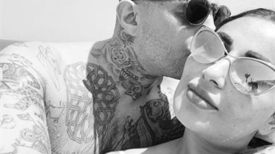 بشكل رومانسى.. أحمد الفيشاوى يستمع بعطلته الصيفية مع زوجته