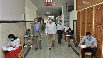 رئيس جامعة كفر الشيخ يتفقد امتحانات طلاب الفرق النهائية