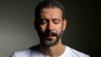 ”أبتعدتى عني لكنك الأقرب إلى قلبى”.. محمد فراج يحيي ذكرى وفاة والدته