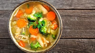 «زي المطاعم».. كيفية إعداد شوربة خضار بالدجاج والشعيرية