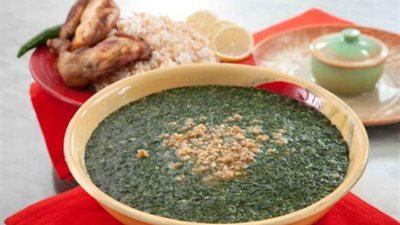 «زي المطاعم».. كيفية إعداد الملوخية الخضراء بالدجاج