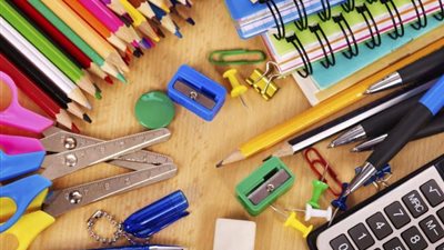 مطالبات يمنع إستيراد الأدوات الكتابية لتعويض خسائر كورونا