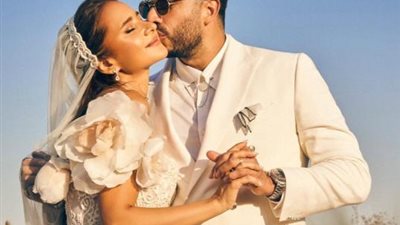 نيللى كريم تداعب زوجها بقبلات رومانسية من أحدث جلسة تصوير لها