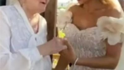 شاهد.. ظهور مميز لوالدة الفنانة نيللى كريم من حفل زفافها