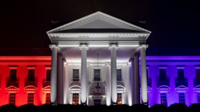 بالصور.. البيت الأبيض يتزين بألوان العلم الأمريكى للاحتفال بعيد الاستقلال