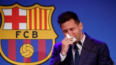 مفاجأة.. منديل ميسي الذي مسح فيه دموعه يباع بمبلغ خيالي