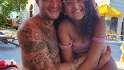 إللى يتجوز أمى أقوله يا عمى .. أحمد الفيشاوى يستمتع بالصيف برفقة أبناء زوجته