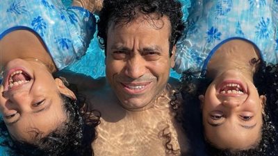 سامح حسين من حمام السباحة برفقة أبنائه