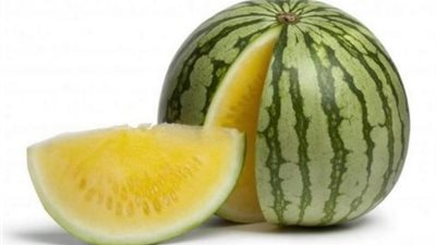 خبيرة تغذية تكشف عن خطوة ضرورية يجب اتباعها قبل أكل البطيخ