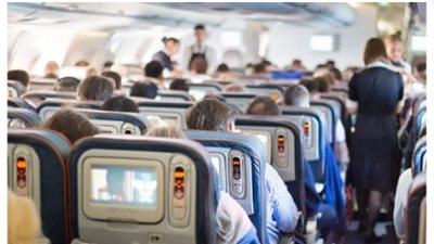 «إلبس الكمامة».. شاهد لحظة طرد مسافر من رحلة جوية قبل إقلاعها