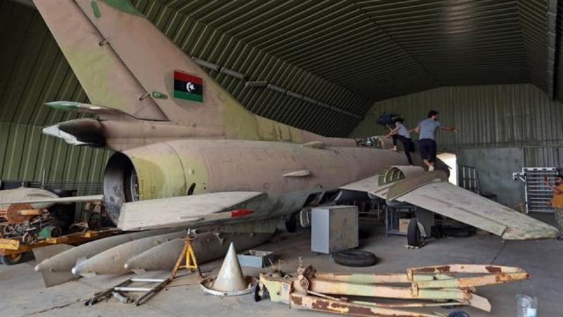 طائرة محطمة في قاعدة
